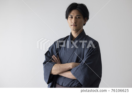 和服的年輕人 76106625