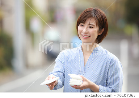 Woman giving out tissue 76107363