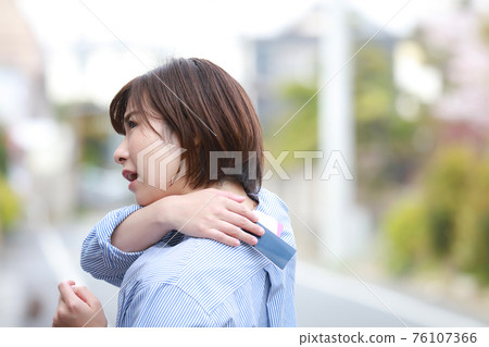 一個注意到她仍在標記的女人 76107366