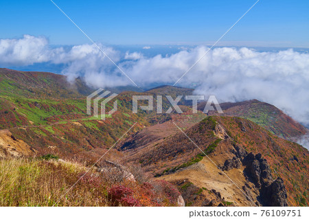 秋天從櫪木縣那須山（朝日山）的山頂眺望到富士山。 76109751