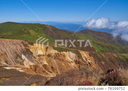 秋天從櫪木縣那須山(朝日山)的山頂眺望東北側的赤山山和中間的大倉嶺 秋天從櫪木縣那須山(朝日山)的山頂眺望東北側的赤山山和中間的大倉嶺 76109752