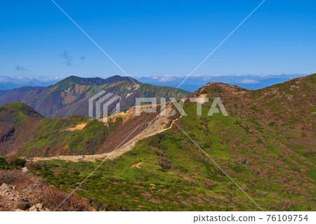 View from the summit of Mt. Nasu (Mt. Asahi) in Tochigi prefecture to the northwest side (Inkyogura, Nagareishiyama, Okurayama, Mikurayama) 76109754