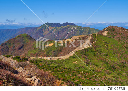 View from the summit of Mt. Nasu (Mt. Asahi) in Tochigi prefecture to the northwest side (Inkyogura, Nagareishiyama, Okurayama, Mikurayama) View from the summit of Mt. Nasu (Mt. Asahi) in Tochigi prefecture to the northwest side (Inkyogura, Nagareishiyama, Okurayama, Mikurayama) 76109786