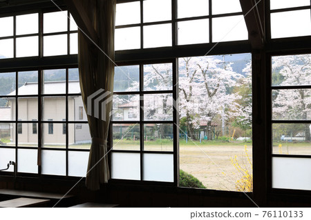 茨城縣醍醐町春天的原宇和岡小學 茨城縣醍醐町春天的原宇和岡小學 76110133