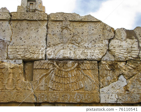 Faravahar, zoroastrian symbol Naqsh-e Rustam, Persepolis ruin Iran Faravahar, zoroastrian symbol Naqsh-e Rustam, Persepolis ruin Iran 76110541