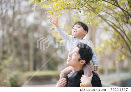Image of a man who is active in fathers and childcare playing with children Image of a man who is active in fathers and childcare playing with children 76111527