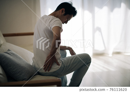 背痛的男人的形象・把手放在背上的男人 76111620