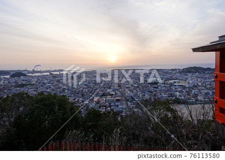 參觀熊野三山祭祀的發源地“神倉神社”的朝日和新宮市 76113580
