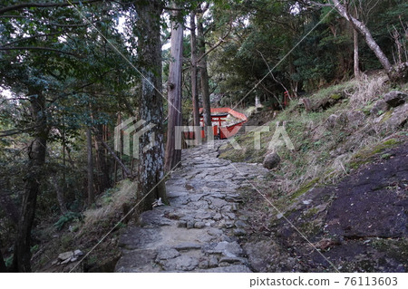 熊野信仰的發源地“神倉神社”參拜道的石階 熊野信仰的發源地“神倉神社”參拜道的石階 76113603