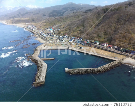 早春鳥瞰北海道八雲町熊石區泊川漁港 早春鳥瞰北海道八雲町熊石區泊川漁港 76113752