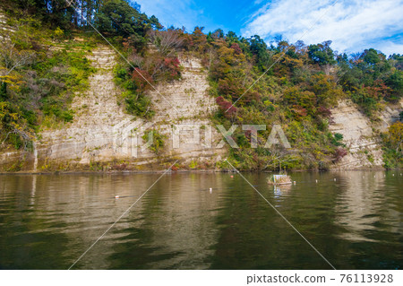 [Autumn leaves of Lake Kameyama from a cruise ship] 76113928