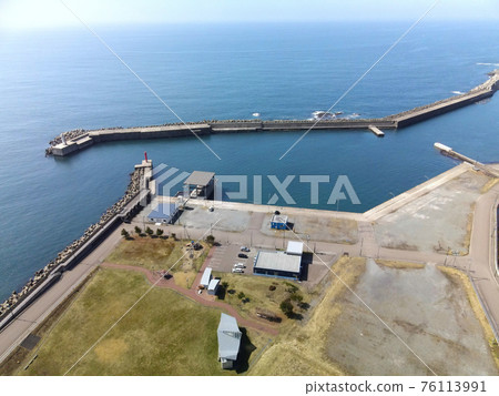 早春鳥瞰北海道八雲町熊石區熊石漁港 早春鳥瞰北海道八雲町熊石區熊石漁港 76113991