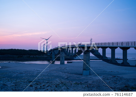 Bridge waiting for dawn Kakegawa / Shiosai Bridge Bridge waiting for dawn Kakegawa / Shiosai Bridge 76114687