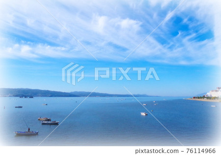 [Painting style] Morning scenery of Lake Shinji where a clam fishing boat floats ... Matsue City, Shimane Prefecture (fine weather) 76114966