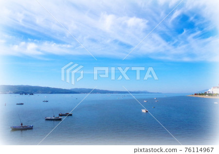 [繪畫風格]蛤蜊漁船漂浮的宍道湖晨景......島根縣松江市（天氣晴好） 76114967