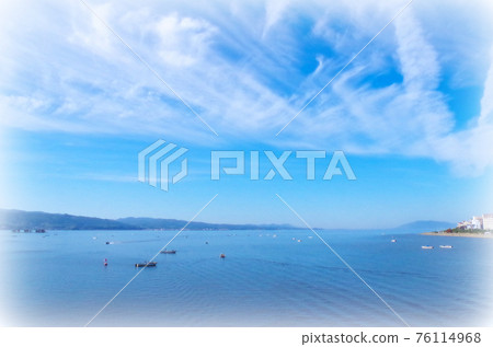 [繪畫風格]蛤蜊漁船漂浮的宍道湖晨景......島根縣松江市（天氣晴好） 76114968