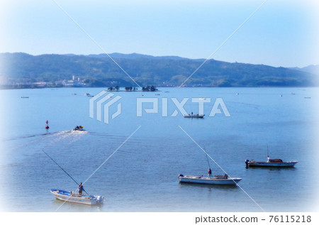 [Painting style] Morning scenery of Lake Shinji where a clam fishing boat floats ... Matsue City, Shimane Prefecture (fine weather) 76115218