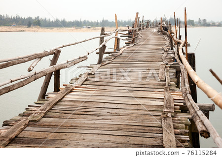 Rickety wooden bridge Rickety wooden bridge 76115284