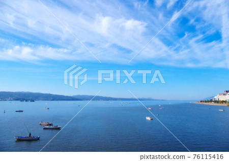 Morning scenery of Lake Shinji where a clam fishing boat floats (painting style) ... Matsue City, Shimane Prefecture: Fine weather Morning scenery of Lake Shinji where a clam fishing boat floats (painting style) ... Matsue City, Shimane Prefecture: Fine weather 76115416