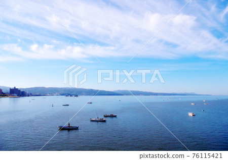 Morning scenery of Lake Shinji where a clam fishing boat floats (painting style) ... Matsue City, Shimane Prefecture: Fine weather 76115421