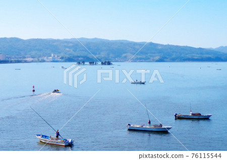 Morning scenery of Lake Shinji where a clam fishing boat floats (painting style) ... Matsue City, Shimane Prefecture: Fine weather 76115544