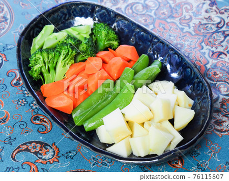 溫暖的彩色蔬菜沙拉 溫暖的彩色蔬菜沙拉 76115807