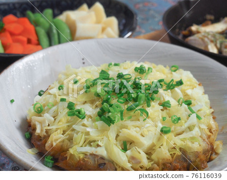 Steamed spring cabbage and minced pork Steamed spring cabbage and minced pork 76116039