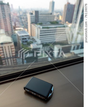 Black key fob on window 76116076