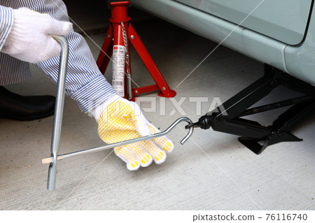 Work scene of changing from studless tires to normal tires 76116740