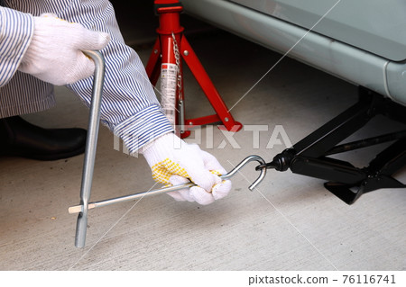 Work scene of changing from studless tires to normal tires 76116741