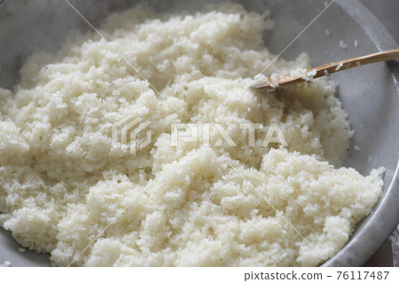 Freshly cooked glutinous rice, glutinous rice, mochiya, mochiya, craftsman, New Year's Eve, grain celebration, customs, steam 76117487