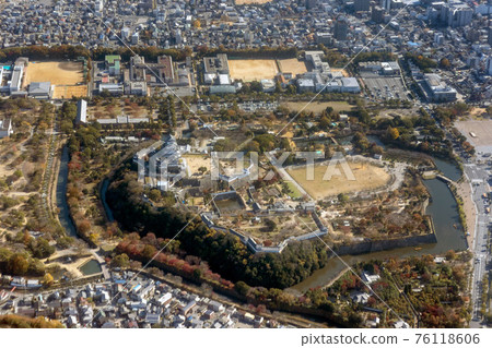 從古園一側鳥瞰姬路城 從古園一側鳥瞰姬路城 76118606