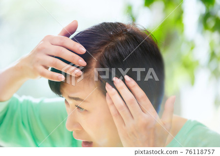 關心頭髮的中年女性 關心頭髮的中年女性 76118757