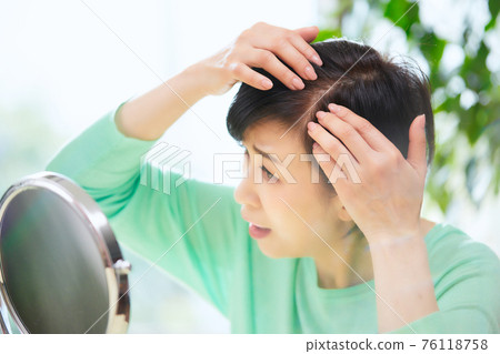 關心頭髮的中年女性 關心頭髮的中年女性 76118758