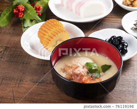 京都風格的煎蛋捲和osechi 京都風格的煎蛋捲和osechi 76119198