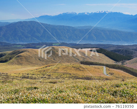 中部阿爾卑斯山和冰雪融化的五月草甸 [霧峰] 76119350