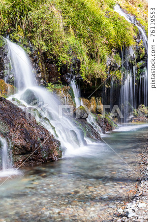 美麗的金馬瀑布和美麗的溪流 76119553