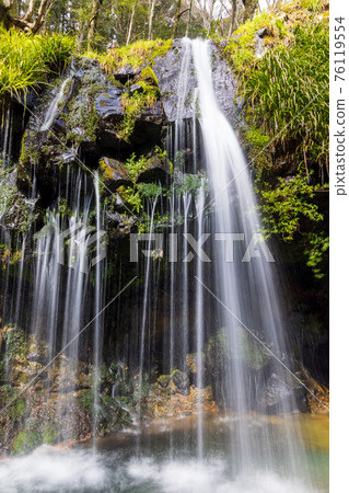 金馬瀑布和瀑布盆地美麗的絲質溪流 金馬瀑布和瀑布盆地美麗的絲質溪流 76119554