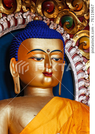 Sakyamuni Buddha statue in Buddhist temple 76119667