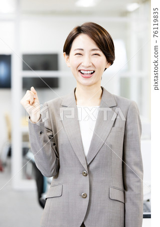 Image cut of a female office worker shaking hands 76119835