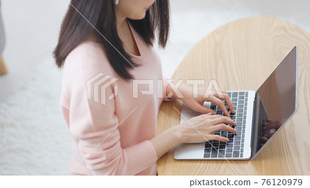 Women typing 76120979