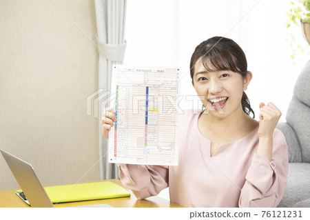一個女人準備最後的回報帶著微笑 一個女人準備最後的回報帶著微笑 76121231