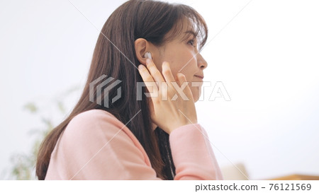 Wireless earphones with disconnected communication Wireless earphones with disconnected communication 76121569