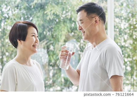 運動,中年,情侶,夫妻,家庭 運動,中年,情侶,夫妻,家庭 76121664
