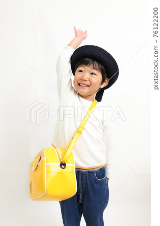 幼兒園的孩子們笑著舉手 76122200