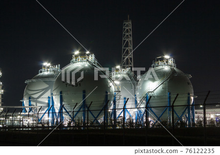 夜間液化天然氣碼頭的圓形罐，帶有美麗的白光顆粒 76122235