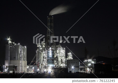 夜間火力發電廠被閃爍的燈光照亮 76122245