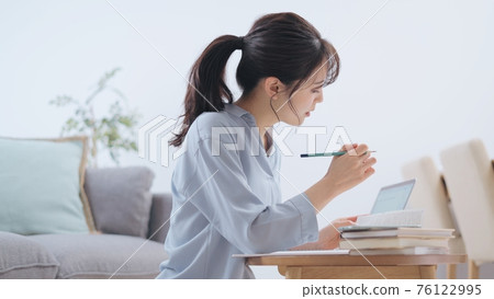 三十多歲讀書的女人 76122995