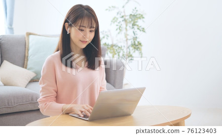 Woman listening to voice SNS 76123403