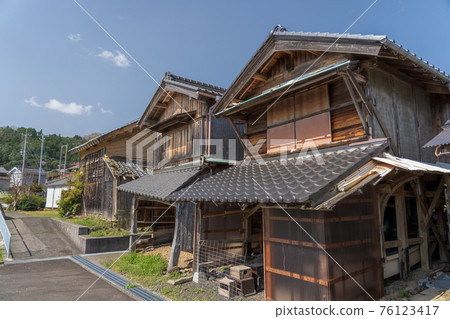 有空置房屋的房屋下降的危險 有空置房屋的房屋下降的危險 76123417